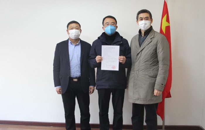 图为四川省药监局党组书记,局长张大中(右一)向生产企业负责人颁发